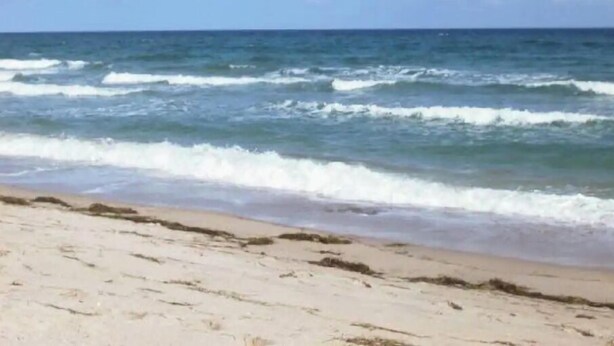Une plage où les vagues se brisent près du rivage.