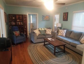 Télévision, table de tennis de table, livres