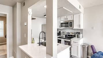 Frigorífico, microondas, horno y placa de cocina