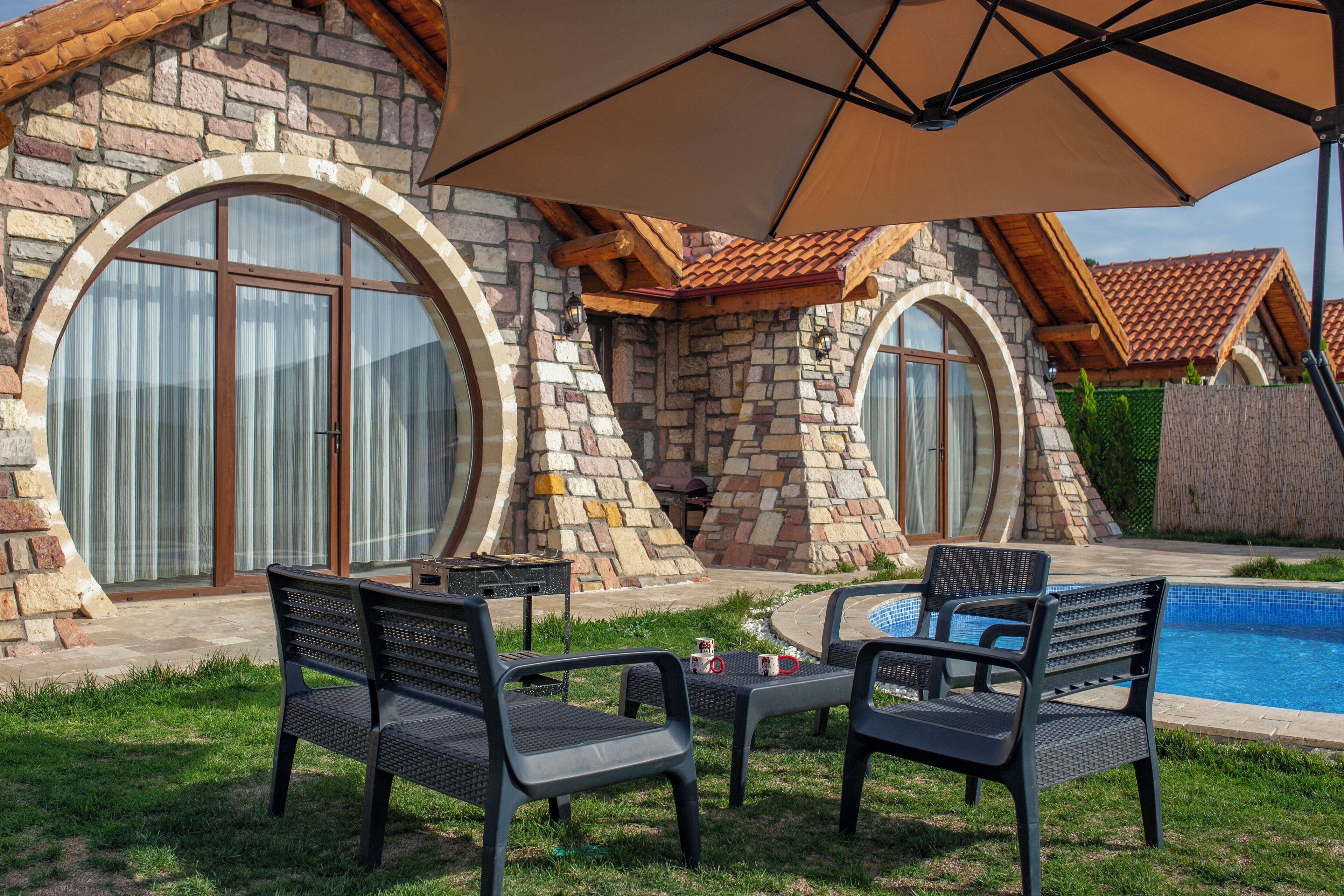 Villa, 3 chambres, accès piscine, vue lac | Coin séjour | Télévision LCD de 36 pouces avec chaînes par satellite, télévision