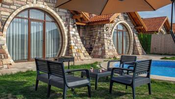 Villa, 3 chambres, accÚs piscine, vue lac | Coin séjour | Télévision LCD de 36 pouces avec chaßnes par satellite, télévision