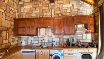 Villa, 3 chambres, accès piscine, vue lac | Cuisine privée | Mini réfrigérateur, chaise haute