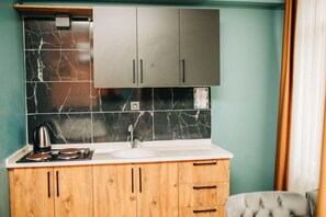 Deluxe Room | Private kitchen