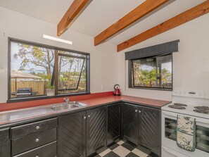 Fridge, microwave, toaster, cookware/dishes/utensils - Surf’scape - Whitianga Holiday Home (Whitianga)