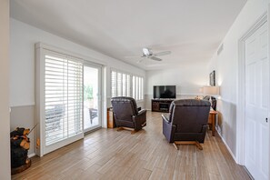 TV - Beautifully upgraded Sun City home in 55+ community! (Sun City)