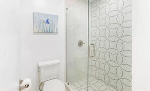 Regadera, secadora de cabello, toallas, shampoo 