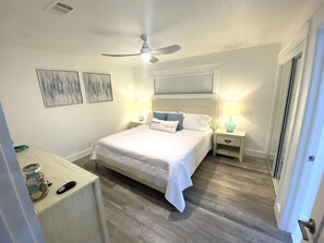 1 habitación, escritorio, tabla de planchar con plancha y cuna de viaje 