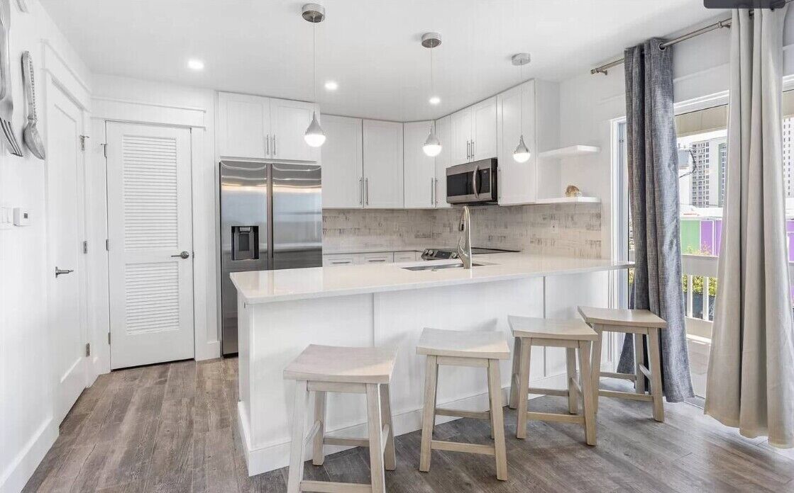 Geladeira, micro-ondas, fogão, cooktop