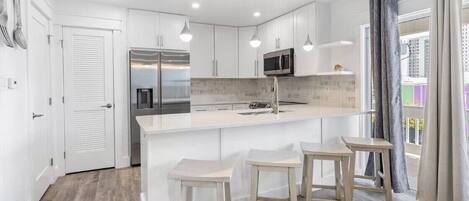 Réfrigérateur, four à micro-ondes, un four, surface de cuisson