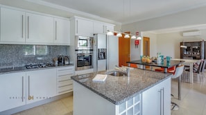 Køleskab, mikrobølgeovn, ovn, kogeplade