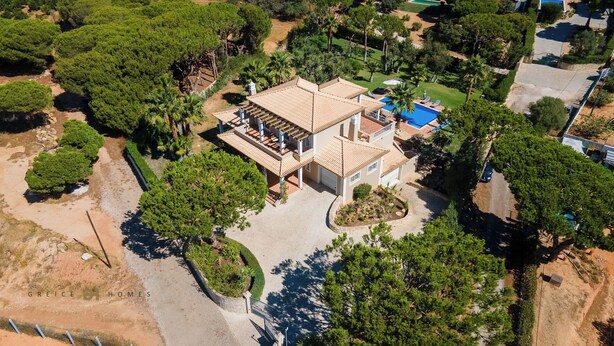 An aerial view of a two-story house with a swimming pool, surrounded by greenery and trees. - Villa Diamond (Quarteira)