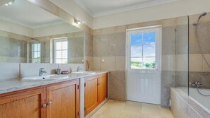 Ensemble baignoire-douche, séchoir à cheveux, serviettes fournies