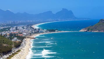 Playa en los alrededores, camastros y toallas de playa
