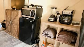 Chalet rustique Standard | Cuisinette privée | Cafetière-théière, mini-réfrigérateur, four à micro-ondes, mélangeur