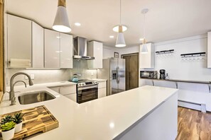 Réfrigérateur, micro-ondes, plaque de cuisson, lave-vaisselle