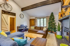 TV, fireplace, books, stereo - 7 Mi to Skiing! Mtn-View Hot Tub Haven in Frisco (Frisco)