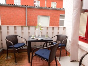 Outdoor dining - Newly renovated apartment Hiltje in the center of Borkum (Borkum)