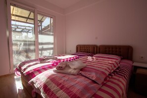 4 bedrooms, WiFi, bed sheets