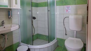 Doccia, asciugacapelli, asciugamani, sapone
