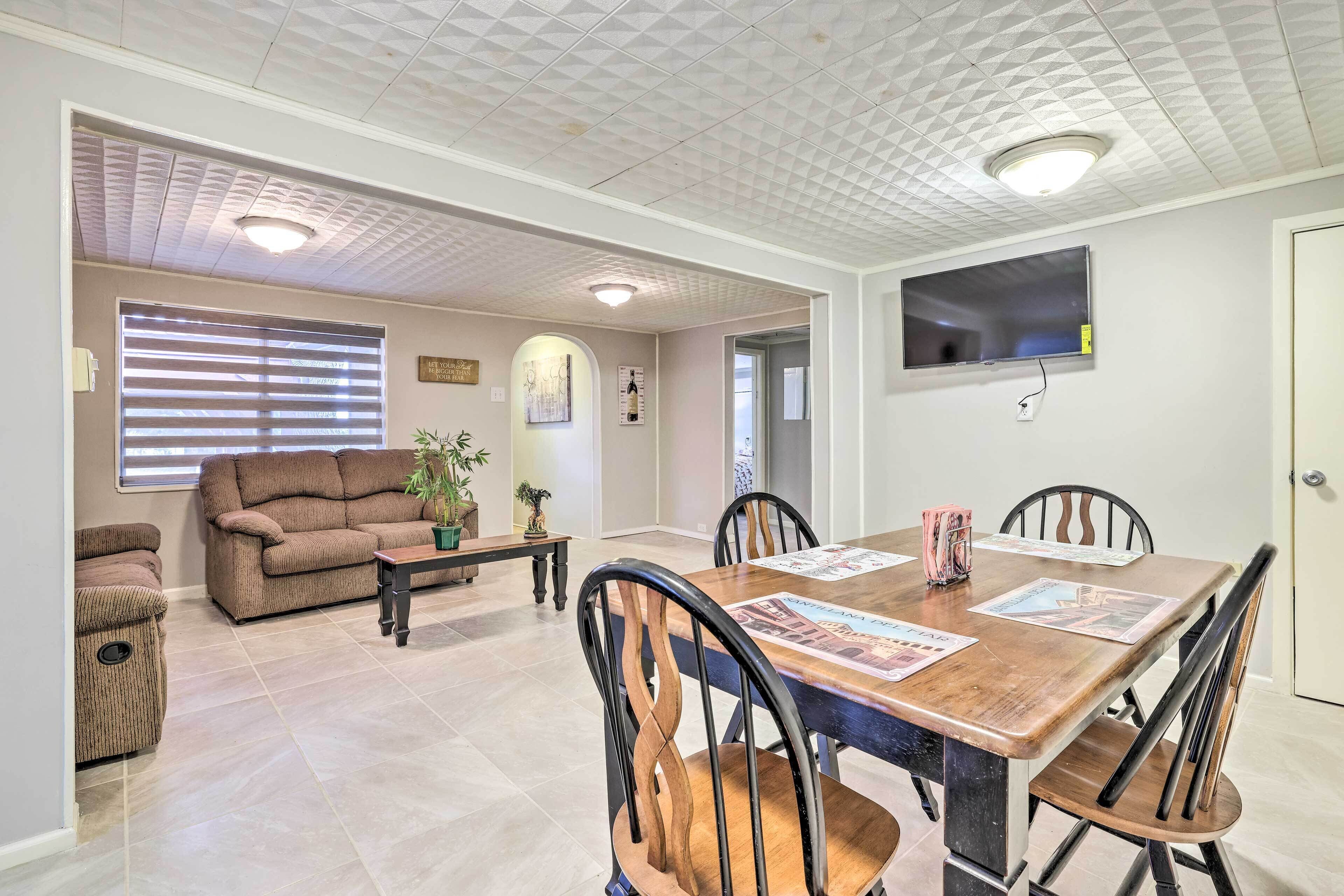 Convenient Canyon Lake Home w/ Deck & Grill!