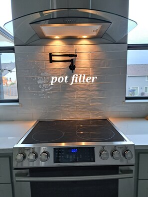 Fridge, oven, stovetop, dishwasher