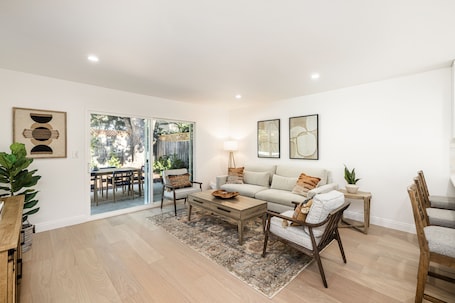Smart TV. Two Bedroom Home Near Beach (Santa Barbara)