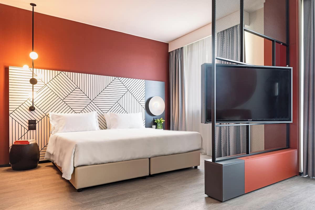 Junior Suite | 1 bedroom, in-room safe, desk, soundproofing