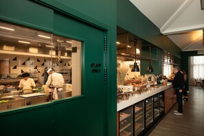 Desayuno continental diario (EUR 18 por persona)