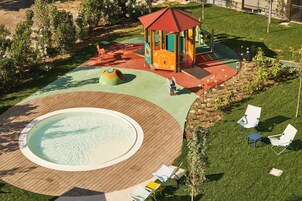 Εποχική εξωτερική πισίνα, ομπρέλες πισίνας, ξαπλώστρες