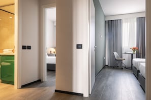Standard-Dreibettzimmer | 1 Schlafzimmer, Zimmersafe, Schreibtisch, schallisolierte Zimmer