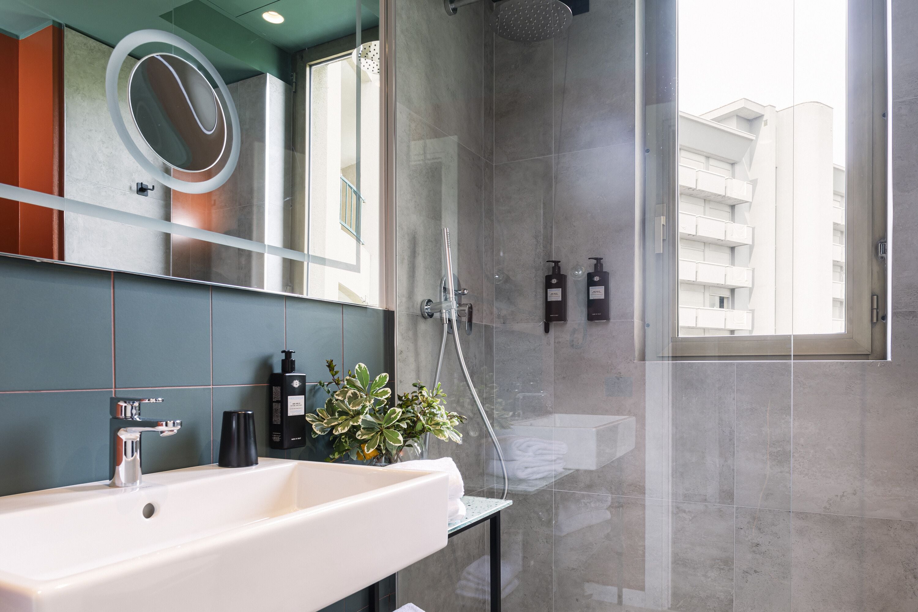 Ducha, artículos de tocador ecológicos, secador de pelo, bidet