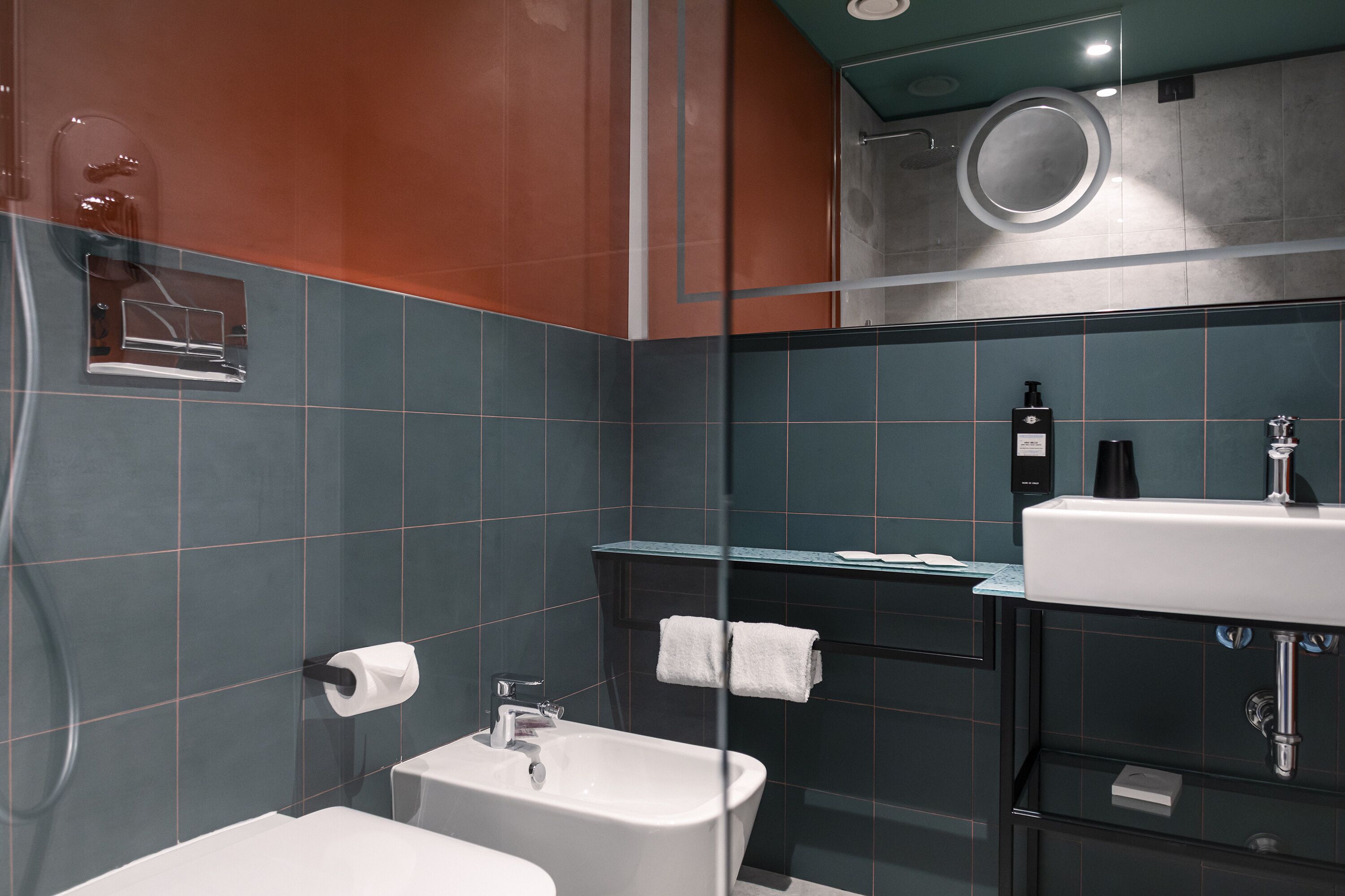 A modern bathroom with a bathtub, a sink, and a mirror.