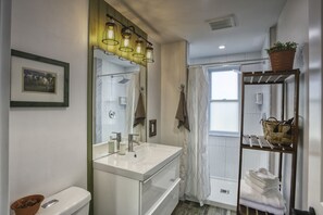 Duschwanne, Haartrockner, Bidet, Handtücher