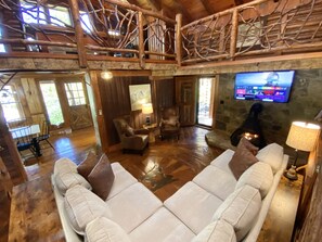 Smart TV, fireplace, books - Log Cabin in Tiger, GA (Tiger)