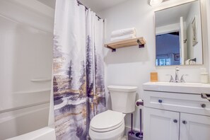 Duschwanne, Haartrockner, Handtücher, Seife