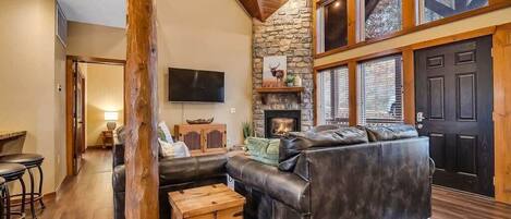 Televisión, chimenea y oficina