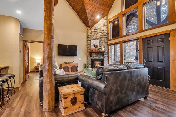 TV, fireplace, offices - Cabin by Silver Dollar City! Private Hot Tub! (Branson)