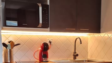 Fridge, microwave, stovetop, coffee/tea maker