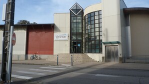 Un bâtiment sur lequel on peut lire l’inscription « ValVital Cures & Spa, établissement thermal Lédonia », avec un vélo garé devant.