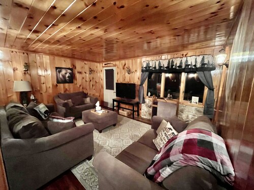Cozy Errol Home conveniently close to town and with snowmobile access! 