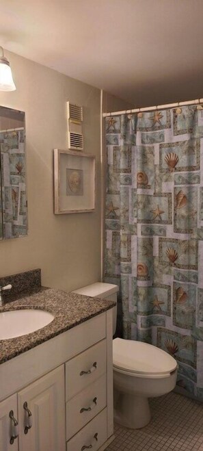 Hair dryer, towels - Condo with Lots of Amenities across the street from Beach (Daytona Beach)