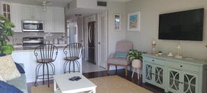 TV, tavolo da ping pong, libri