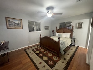 4 Schlafzimmer, Schreibtisch, Bügeleisen/Bügelbrett, Reisekinderbett