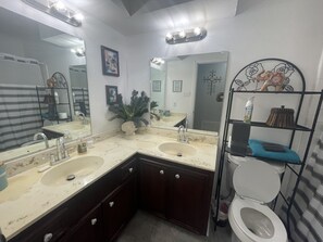 Duschwanne, Haartrockner, Handtücher, Seife