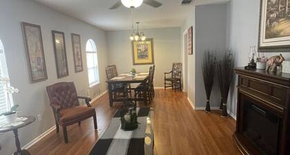 Pet Friendly, Private Bkyd 4 bedroom