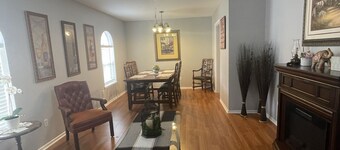 Pet Friendly, Private Bkyd 4 bedroom