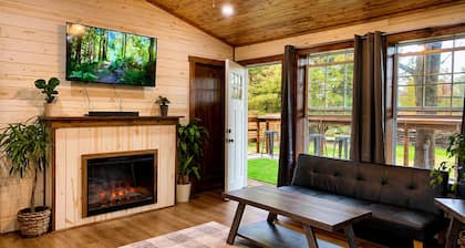 Maple Villa ·Brand New Jacuzzi · Axe Range · Pet- Friendly near Cook Forest