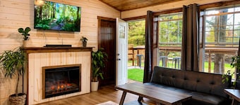 Maple Villa ·Brand New Jacuzzi · Axe Range · Pet- Friendly near Cook Forest