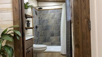 Een douche, handdoeken, zeep, shampoo