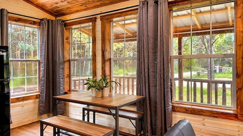 Maple Villa ·Brand New Jacuzzi · Axe Range · Pet- Friendly near Cook Forest